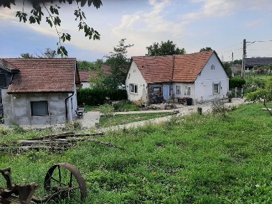 Casă la tara in granita cu padurea, cu grădină/teren de la 6375 m2