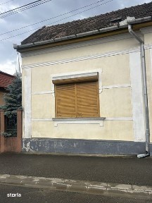 De vanzare casa cu gradina in zona centrala
