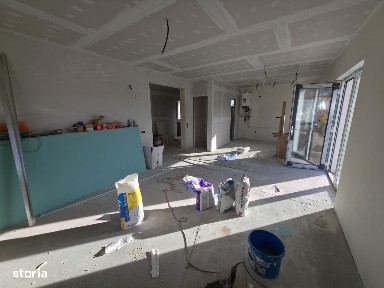 2 case tip parter, 4 camere, 2 bai, 5 arii teren, la cheie + gard