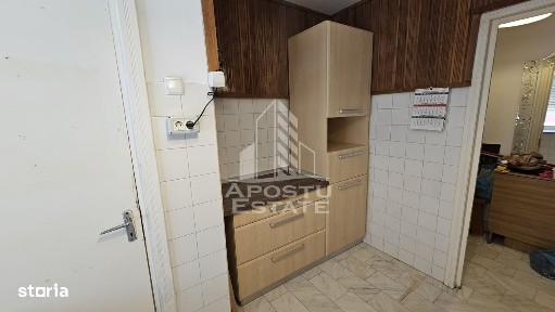 Apartament cu 3 camere, decomantat, etajul 2, zona Spitalul Judetean