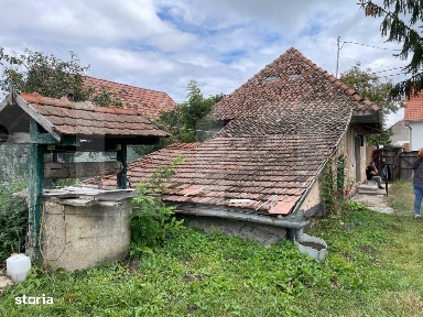 Casa taraneasca in centrul localitatii Ilieni - teren 832 mp.