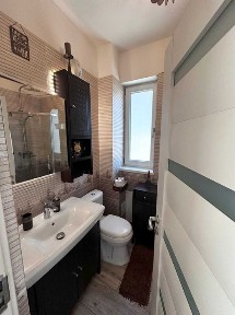 Vând casă cvadruplă (cuplată) - pe 3 niveluri, curte & parcare proprie