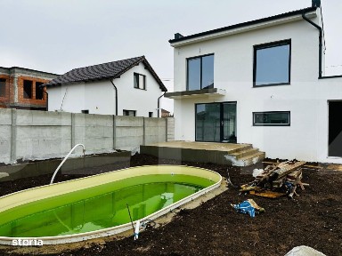 Casa moderna cu piscina, aproape de Arad