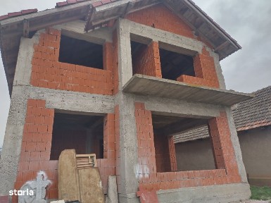Casa la roșu de vânzare în localitatea Sîrbi