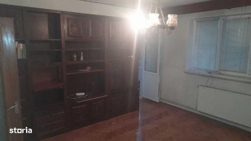 Vand apartament 3 camere, in bloc 6 apart central, et. 1 din 2, curte.