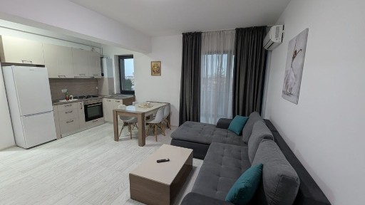 Închiriez apartament cu două camere!
