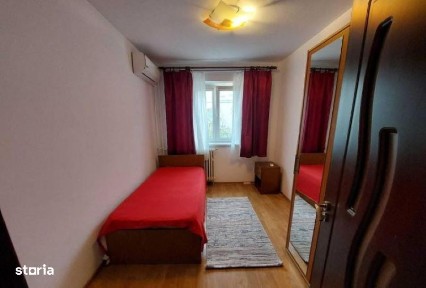 Apartament de vanzare cu 3 camere, zona Casa de Cultura