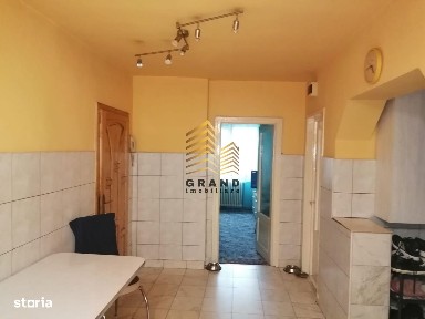 Se vinde apartament 3 camere parter