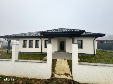 Casa individuala de vanzare - 131 mp construiti, teren 6 ari