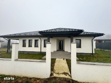 Casa individuala de vanzare - 131 mp construiti, teren 6 ari