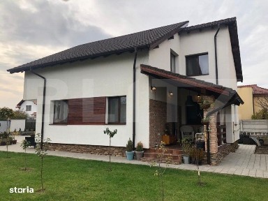Casa Individuala Moderna cu Panouri Solare, Intrare Separata si Curte