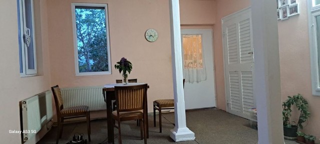 proprietar, vând casă pe stradă liniștită