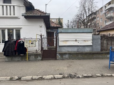 Casa ultracentral, pretabila si pentru spatiu comercial, 60 mp, garaj