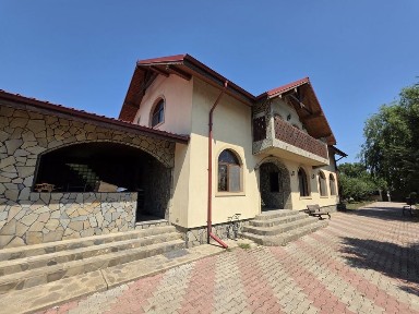 Vând casă in Crevedia, zona centrală