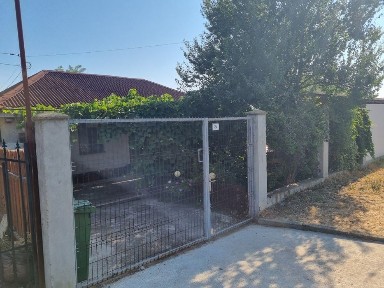 Casă de vânzare în schitu-costinesti.