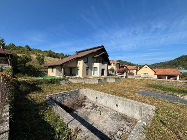 Casa de vanzare cu vedere spre Muntii Retezat