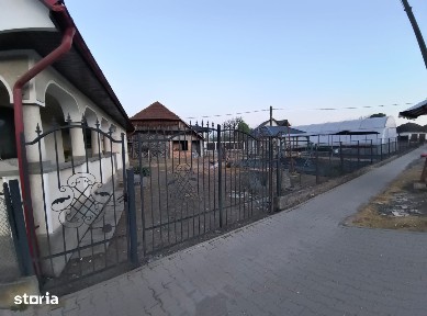 In zona centrala a localitatii Băița, doua case intr-o curte!