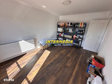 Închiriez spatiu comercial/ birouri 300 mp in Cetate finisat