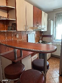 De vanzare 2 camere cu balcon, decomandat, etaj 1, zona Hotel Roman