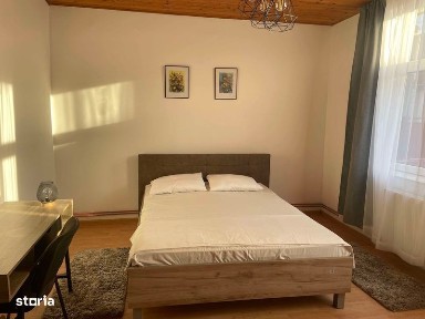 Inchiriez casa cu curte