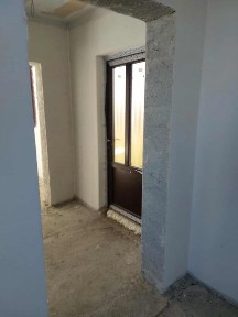 Casă la roșu de vânzare