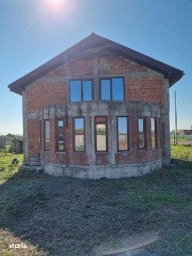 Vand casa individuala cu etaj