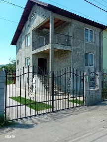 Casa si Magazin alimentar de vanza pe strada Liviu Rebreanu