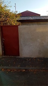 Casa la curte de vanzare