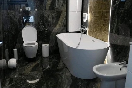 Apartament 3 camera decomandat cu curte proprie de 80 mp.