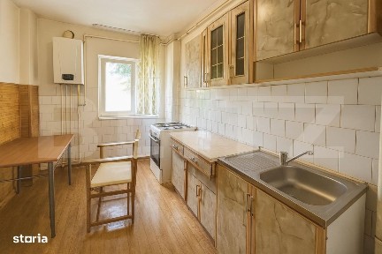 Apartament 3 camere de inchiriat,2 bai, etaj 1, zona Cetate