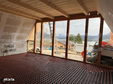 Doua cabane tip A, de vanzare, cu priveliste panoramica spre lac