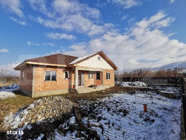 Casa la rosu 3 dormitoare, 145 mp, 750 mp teren, zona Unirea