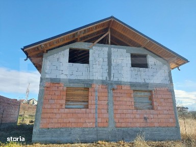 Casa la rosu, P+M, 4 camere, 400 mp teren, Simnicul de Jos