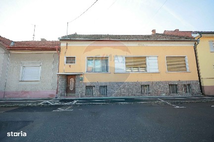 Casă Evreiască de Vânzare, Singur în Curte în zona Ultracentral