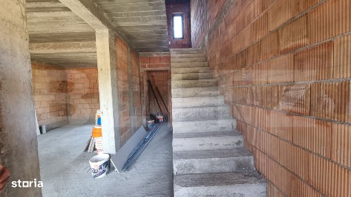 Casa in rosu, 93 mp, zona Martinesti