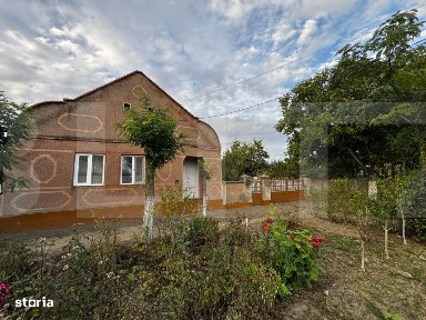 Casa 4 camere cu teren de 3892 mp