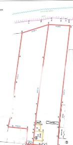 Teren ingradit si casa la rosu