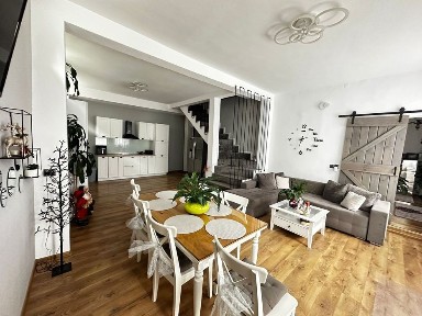 Casa de Vanzare, 6 Camere, Bucatarie, 3 Bai, Curte, Gradina