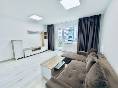 Apartament cu 3 camere la prima chirie in zona Tractorul,et 7/10