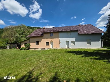 GLEJĂRIE- Casă cu 12 camere, garaj și pivniță+ 2500 mp teren
