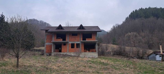 Vând /Schimb! Imobil constructie la rosu plus teren 2151