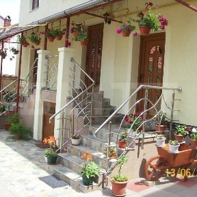 Pensiune turistica + casa de locuit, 315 mp, teren 761 mp, zona Bariti