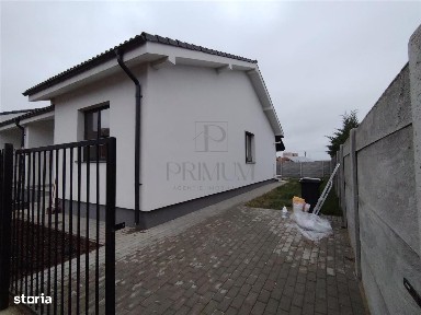 Duplex pe parter - asfalt - toate utilitatile.