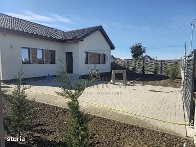 Casa individuala - zona linistita - toate utilitatile.