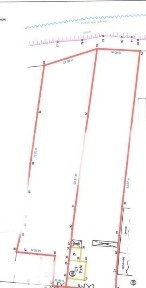 Teren ingradit si casa la rosu