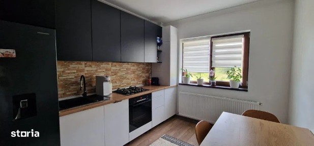 Apartament cu 3 camere, parcare, balcon, zona Stejarului