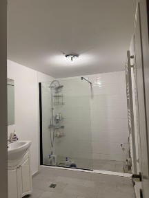 Inchiriez casa la curte