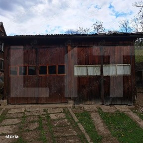 Casa traditionala cu curte generoasa, in centrul localitatii Valcele