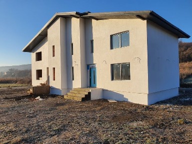 Casa noua singur în curte, duplex pe un nivel respectiv doua nivele.
