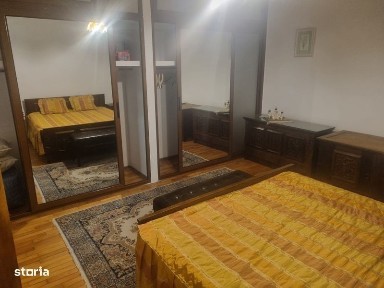 Inchiriez apartament la casa / curte